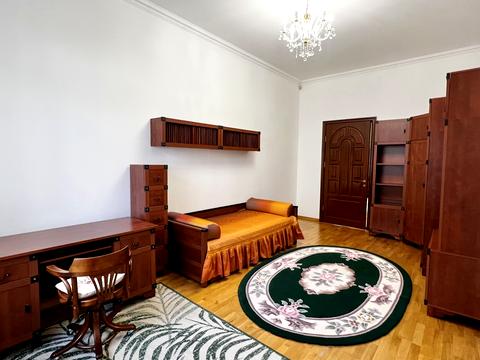 квартира за адресою Євгена Коновальця вул. (), 17