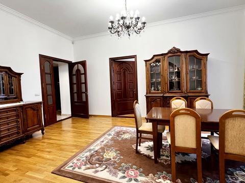 квартира за адресою Євгена Коновальця вул. (), 17