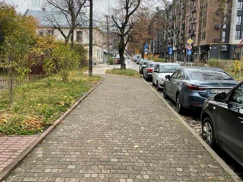 комерційна за адресою Квітова вул., 26