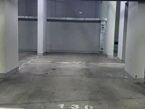паркомісце за адресою Андрія Верхогляда вул. (Михайла Драгомирова), 12