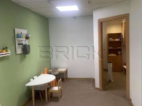 комерційна за адресою Анни Ахматової вул., 13-Д