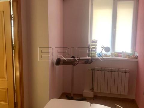 комерційна за адресою Анни Ахматової вул., 13-Д