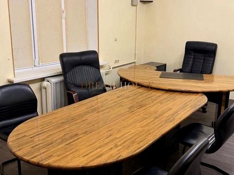 комерційна за адресою Трьохсвятительська вул., 4