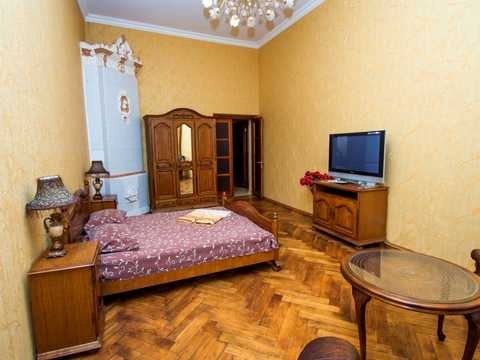 квартира за адресою Садова вул., 7