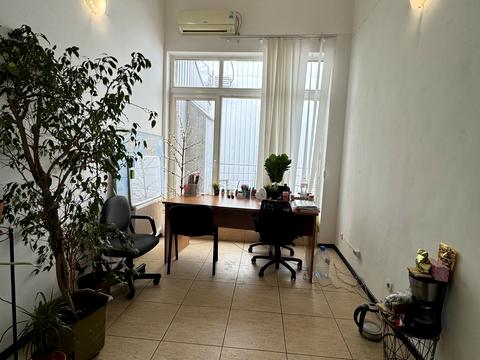 комерційна за адресою Горького, 8