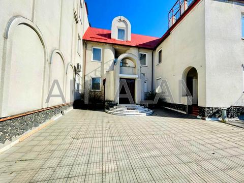 комерційна за адресою Черняховського вул., 36
