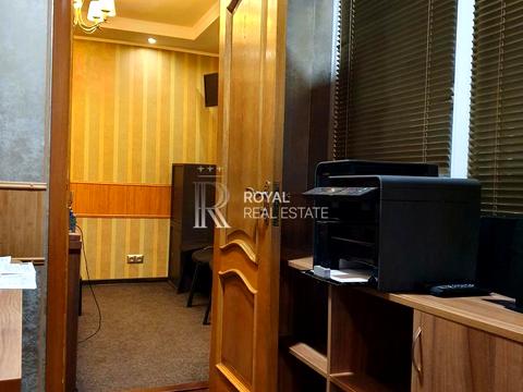 комерційна за адресою Межигірська вул., 25