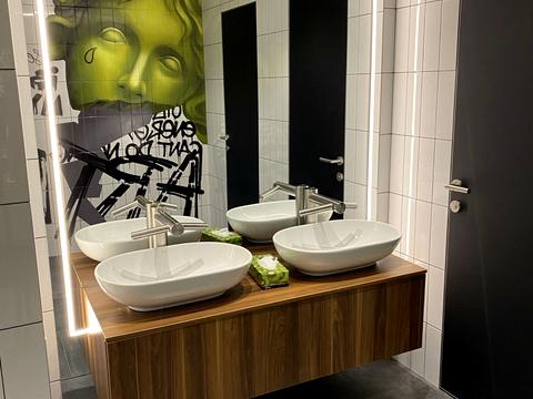 комерційна за адресою Володимирська вул., 12