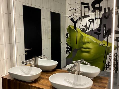 комерційна за адресою Володимирська вул., 12