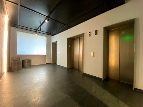 комерційна за адресою Володимирська вул., 12