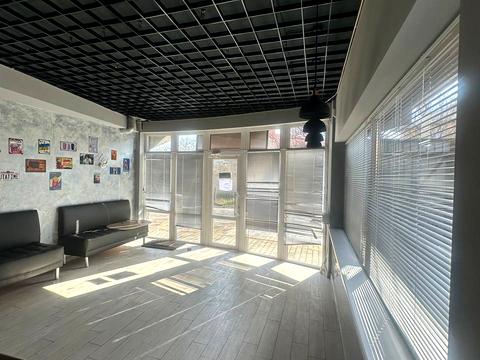 коммерческая по адресу Побратимів, 1