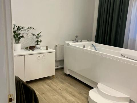 комерційна за адресою Миколи Ващука вул. (Квятека), 20б