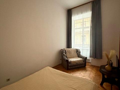 квартира за адресою Театральна вул., 8