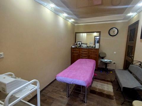 комерційна за адресою Космонавтів вул., 40