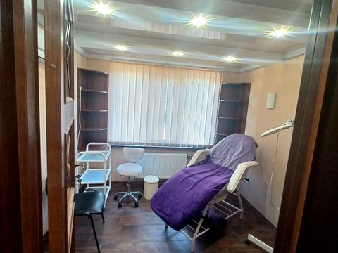 комерційна за адресою Космонавтів вул., 40