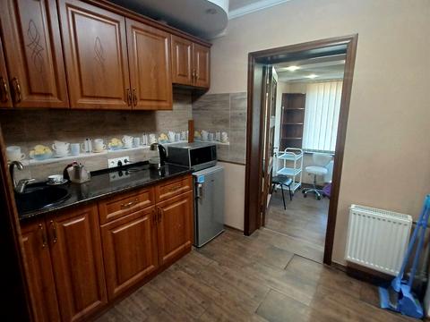 комерційна за адресою Космонавтів вул., 40