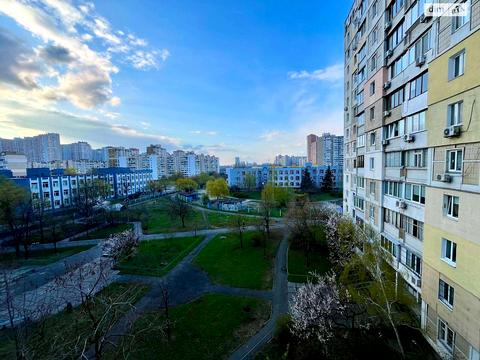 квартира за адресою Анни Ахматової вул., 6