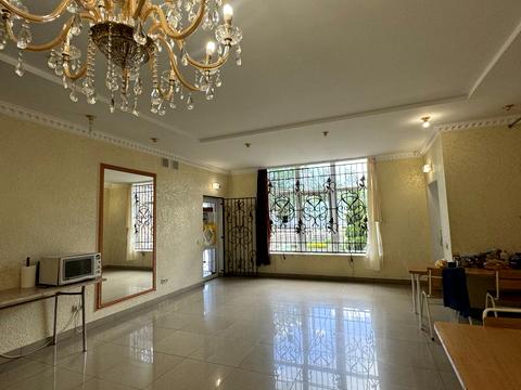 комерційна за адресою Лесі Українки вул., 2Б