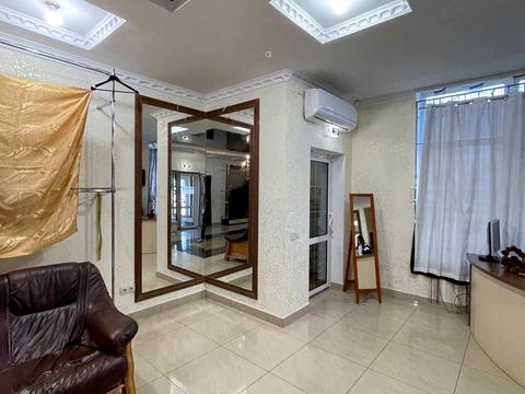 комерційна за адресою Лесі Українки вул., 2Б