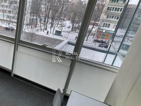 комерційна за адресою Солом'янська вул., 11