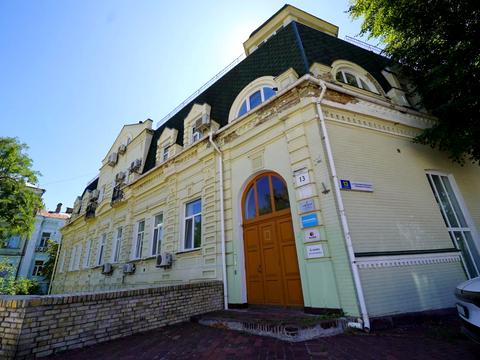 комерційна за адресою Трьохсвятительська вул., 13