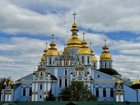 комерційна за адресою Трьохсвятительська вул., 13