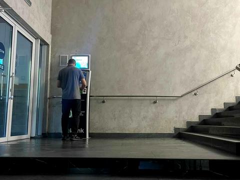 комерційна за адресою Володимира Антоновича вул. (), 25