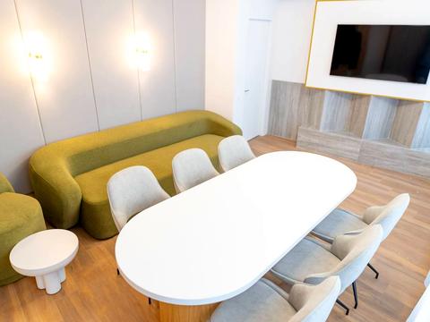 комерційна за адресою Буслівська вул., 12