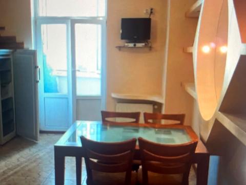 квартира за адресою Раїси Окіпної вул., 4