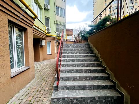 комерційна за адресою Боголюбова вул., 18
