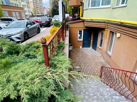 комерційна за адресою Боголюбова вул., 18