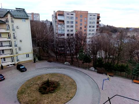 квартира за адресою Олександра Олеся вул., 25д