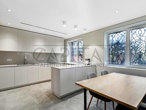 будинок за адресою с. Вишеньки, абрикосова, 1