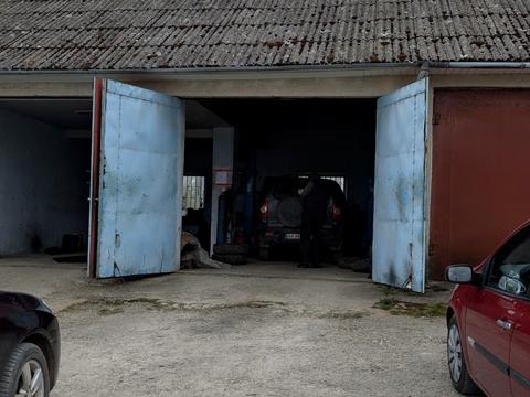 комерційна за адресою Захисників України, 1В