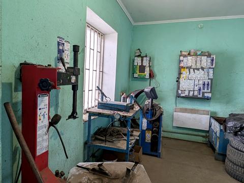 комерційна за адресою Захисників України, 1В