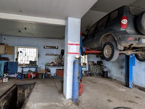 комерційна за адресою Захисників України, 1В