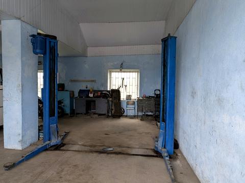 комерційна за адресою Захисників України, 1В