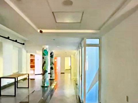 комерційна за адресою Володимирська вул., 77
