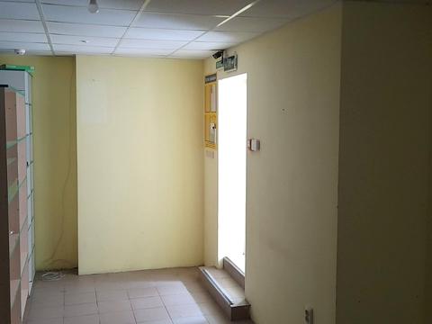 комерційна за адресою Будівельників вул., 2