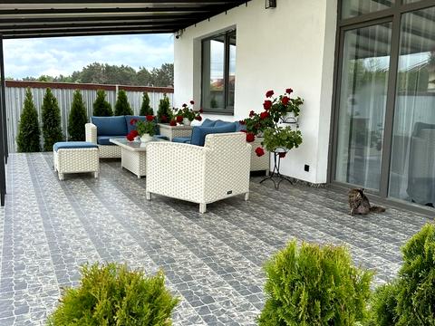 будинок за адресою Коновальця, 1