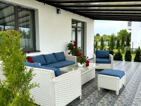 будинок за адресою Коновальця, 1