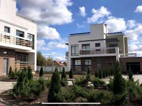 будинок за адресою Коновальця, 1