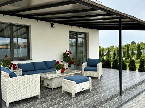 будинок за адресою Коновальця, 1