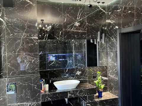 будинок за адресою Коновальця, 1