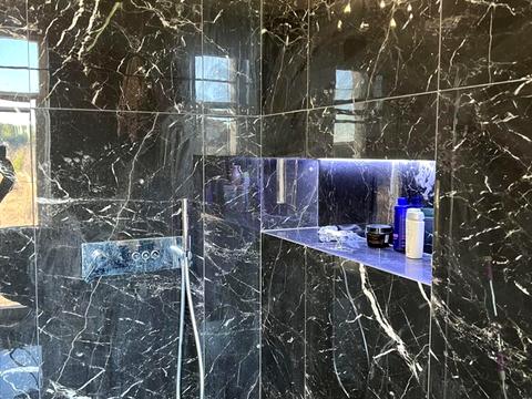 будинок за адресою Коновальця, 1