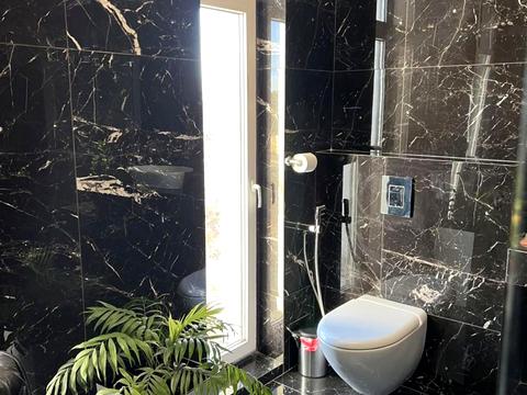 будинок за адресою Коновальця, 1