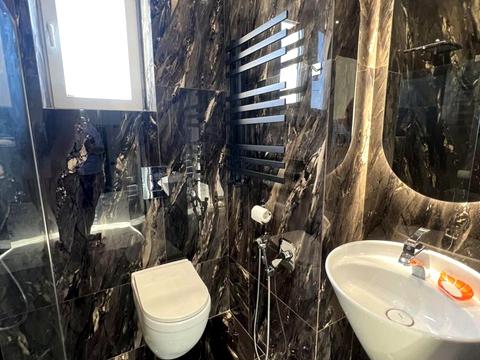 будинок за адресою Коновальця, 1