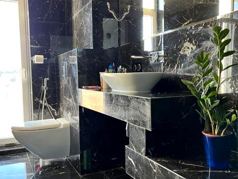 будинок за адресою Коновальця, 1