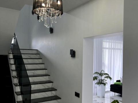 будинок за адресою Коновальця, 1