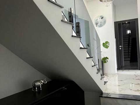 будинок за адресою Коновальця, 1